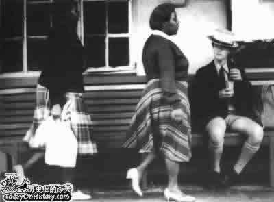 南非永久宪法生效，结束了300多年的种族隔离制度