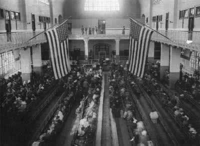 本世纪最初的十年,移民潮水般地涌入美国